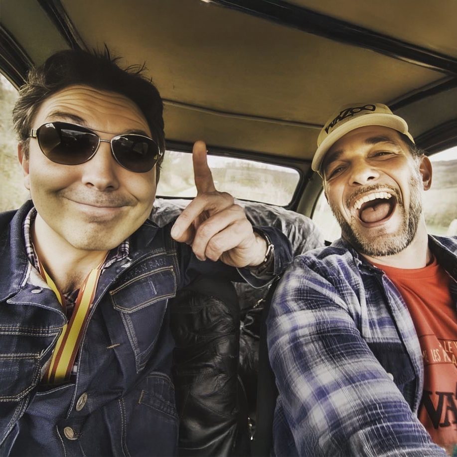 Quatre musiciens se tiennent ensemble, jouant d'instruments folkloriques.